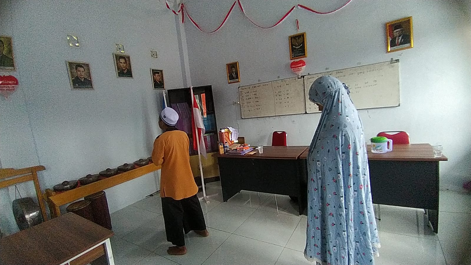 Praktek Sholat Pada Siswa SLB Isra Albayt